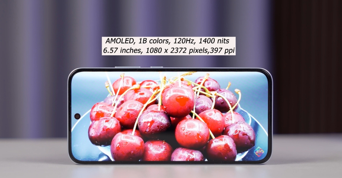 Màn hình AMOLED sắc nét của OPPO A7 Pro khi hiển thị trong nhà
