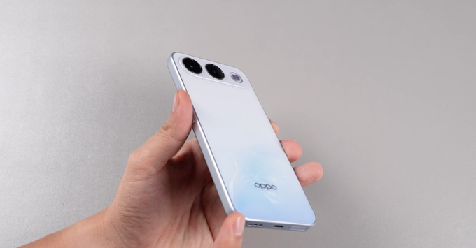 Cận cảnh thiết kế mặt lưng và khung viền của OPPO A7 Pro