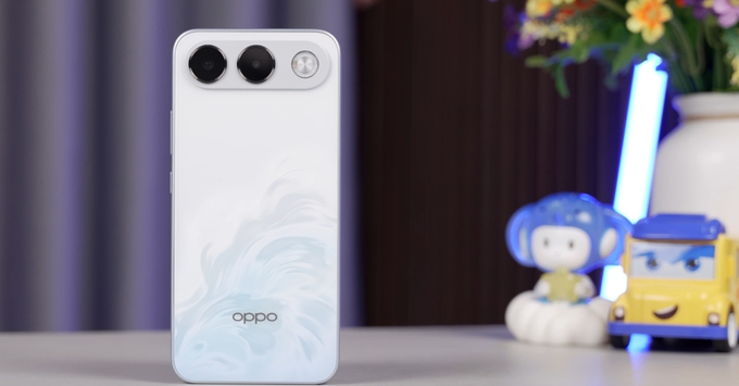 Tổng quan mặt trước và mặt sau của OPPO A7 Pro
