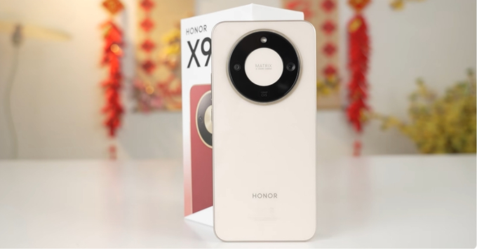 Game thủ đang trải nghiệm các tựa game nặng mượt mà trên HONOR X9d]