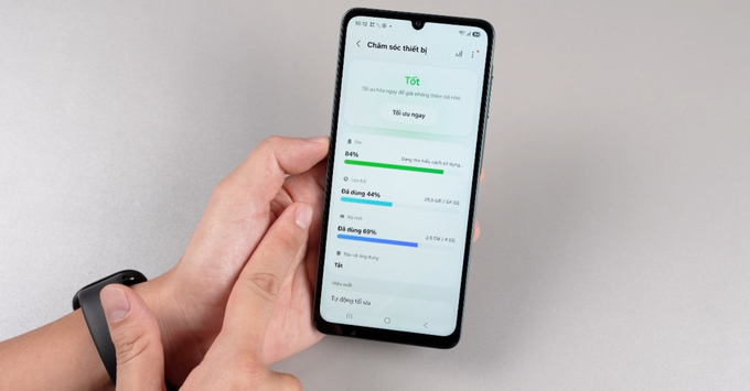 Viên pin 6.000 mAh trên Galaxy A08 kết hợp sạc 25W đáp ứng thoải mái hơn 1 ngày sử dụng liên tục.