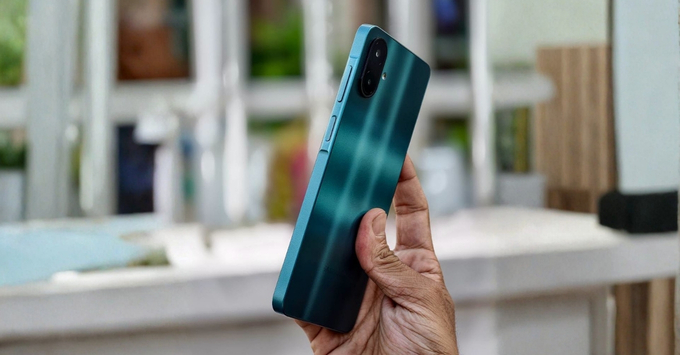 Mặt lưng nhám hạn chế bám vân tay đi cùng chuẩn kháng nước, bụi IP64 giúp Galaxy A08 bền bỉ hơn.