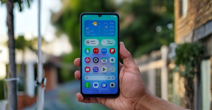 Màn hình lớn 6.7 inch tần số quét 90Hz mang lại thao tác vuốt chạm trơn tru khi đọc báo và lướt mạng xã hội.