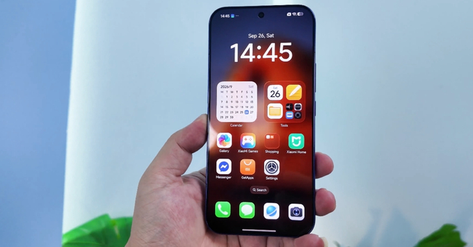 Màn hình 6.9 inch viền siêu mỏng với độ sáng cực đại 4000 nits giúp hiển thị rõ nét ngay cả dưới trời nắng gắt.