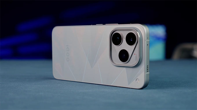 iQOO 16 có cửa sổ camera trong suốt