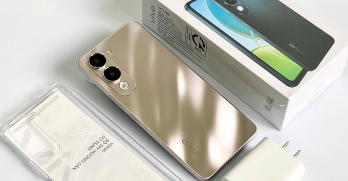 Vivo Y04 nổi bật trong phân khúc giá rẻ nhờ bộ nhớ RAM 6GB thực thụ giúp chuyển đổi qua lại giữa các ứng dụng học tập mượt mà.