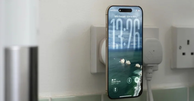 iPhone Air dù mỏng nhẹ vẫn được tối ưu hóa giao thức sạc AVS, đảm bảo sự an toàn và mát mẻ khi nạp năng lượng.