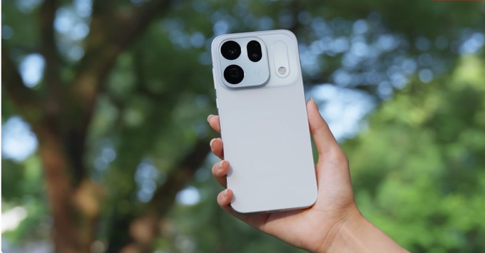 OPPO Find X10 khung viền hợp kim tỉ mỉ mang lại cảm giác cầm nắm chắc chắn và sang trọng.