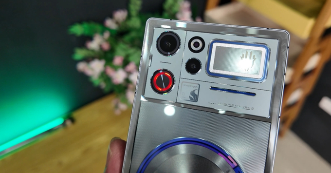 Cụm camera kép 50MP tích hợp chống rung OIS cùng công nghệ camera trước ẩn dưới màn hình cải tiến rõ nét.