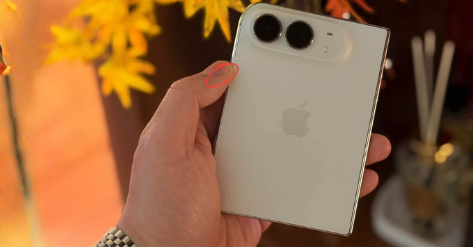 Cảm biến Touch ID thế hệ mới được tích hợp phẳng mịn vào nút sườn của iPhone Duo, mang lại tư thế đặt ngón tay tự nhiên khi cầm nắm bằng một tay.
