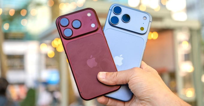 iPhone 18 Pro nằm gọn trong túi áo khoác hoặc túi xách thời trang]