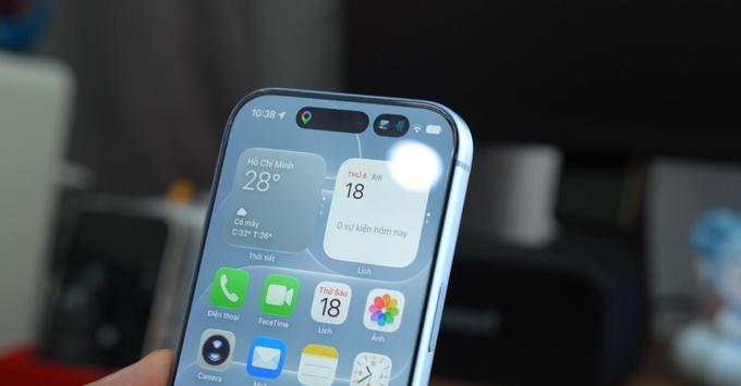 Màn hình chính hiển thị giao diện iOS 27 với các widget tùy biến
