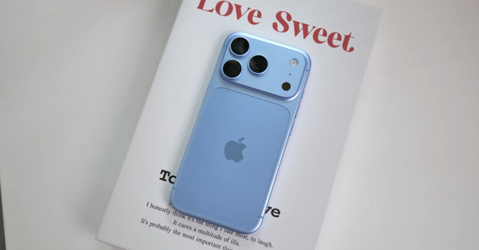 Cận cảnh góc nghi cạnh viền và độ mỏng của iPhone 18 Pro