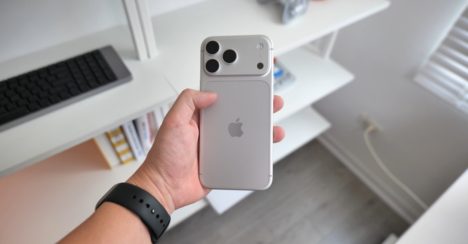 Kích thước tổng thể khi cầm trên tay bản iPhone 18 Pro Max]