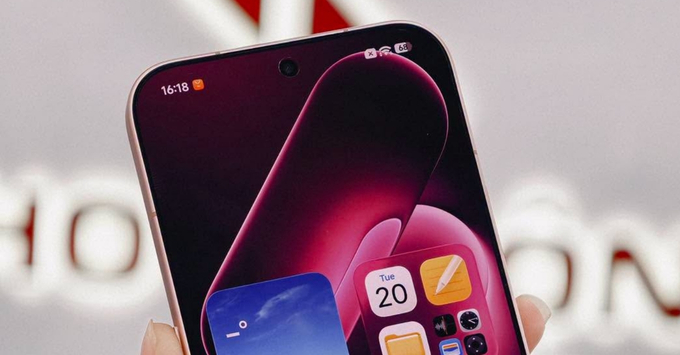 Xiaomi 18 Pro tiện lợi với sạc không dây 50W, trong khi iQOO 16 bảo vệ máy bằng tính năng sạc nhánh trực tiếp.
