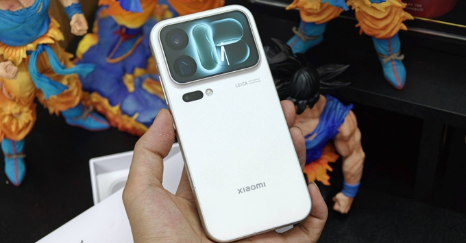 Xiaomi 18 Pro bứt phá chuẩn mực với hệ thống camera kép 200MP và màn hình phụ 2.7 inch đa năng phía sau.