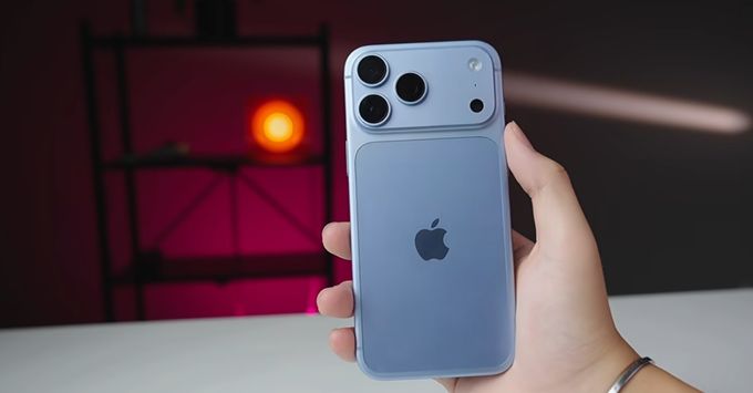 Khách hàng đập hộp và trải nghiệm trực tiếp siêu phẩm iPhone 18 Pro Max nguyên seal tại Di Động Mỹ.