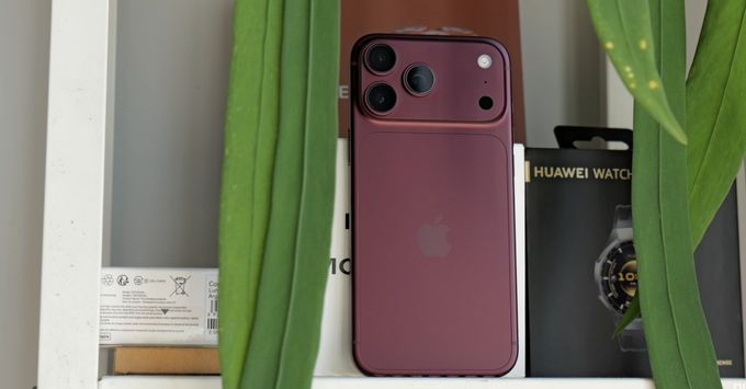 Mã X/A ghi điểm tuyệt đối tại thị trường Việt Nam nhờ việc vẫn duy trì khay Nano SIM vật lý vô cùng tiện lợi so với mã LL/A.