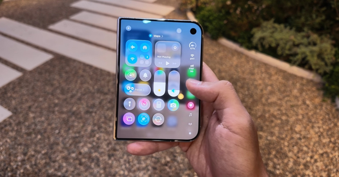 iPhone Duo 1TB chính hãng nổi bật với thiết kế gập siêu mỏng chỉ 5,2 mm khi mở cùng 2 phiên bản màu Trời Đêm và Trắng Ánh Sao sang trọng.