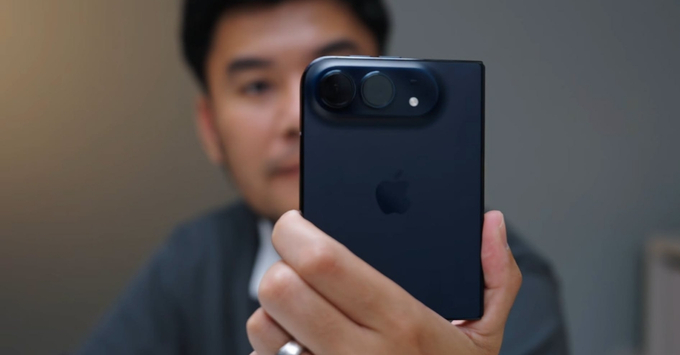 Thao tác bấm đúp và giữ nhẹ nút sườn giúp kích hoạt và thanh toán Apple Pay trên iPhone Duo chỉ trong chưa đầy 1 giây.
