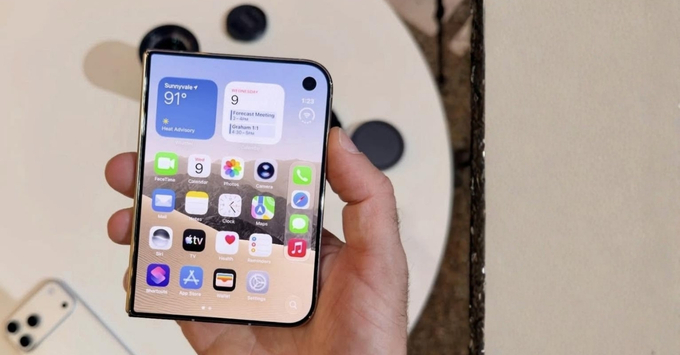 Touch ID đặt ở cạnh bên là giải pháp công thái học duy nhất giúp xác thực liền mạch trên cả hai màn hình mà không làm đội chi phí hay chiếm diện tích hiển thị.