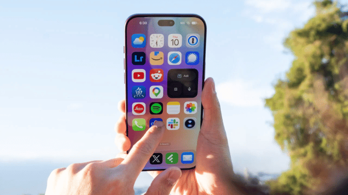 Màn hình iPhone 18 Pro Max sáng rõ ngoài trời
