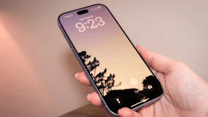 Màn hình iPhone 18 Pro Max sáng rõ ngoài trời