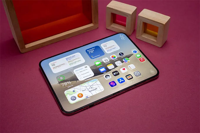 màn hình chính iPhone Duo có kích thước 7,6 inch mở ra không gian hiển thị rộng rãi cho nhu cầu xử lý bảng tính