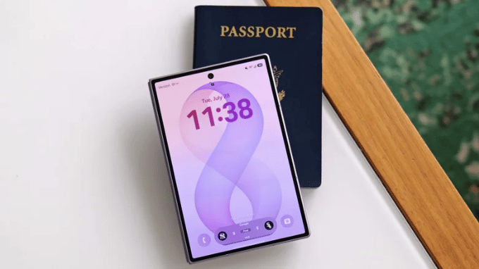 Màn hình 7,6 inch mở rộng không gian sử dụng
