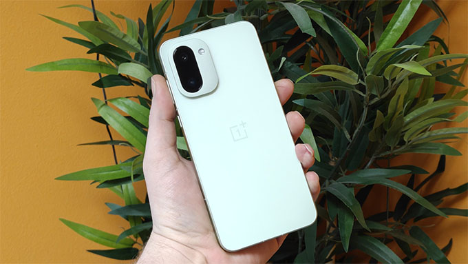 OnePlus 15R: chip mạnh, pin 7.400 mAh