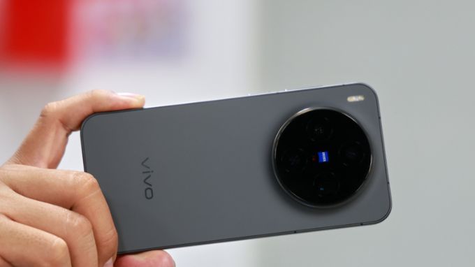  Vivo X300 có thiết kế gọn nhẹ