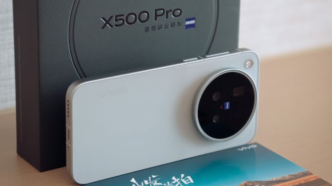 Vivo X500 Pro mang lại sự thoải mái hơn khi cầm nắm