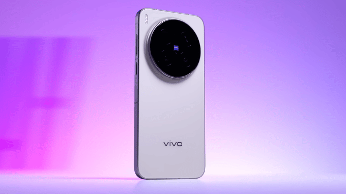 Vivo X500 Pro nhỏ gọn và nhẹ khi cầm