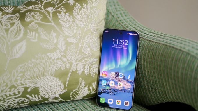 Mặt trước của vivo X500 có không gian hiển thị rộng rãi với kích thước 6.59 inch