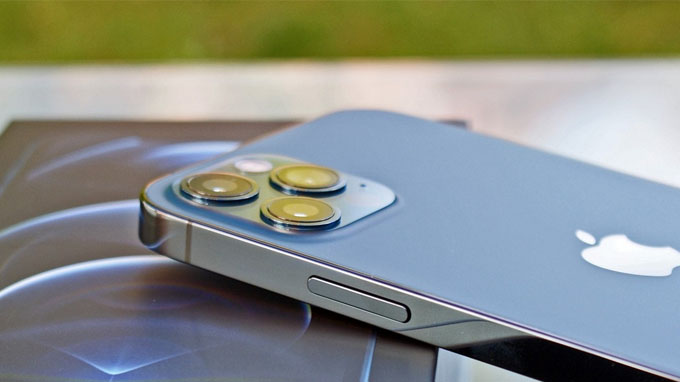 Apple cũng trang bị hệ thống 3 camera cho iPhone 12 Pro cũ giá rẻ