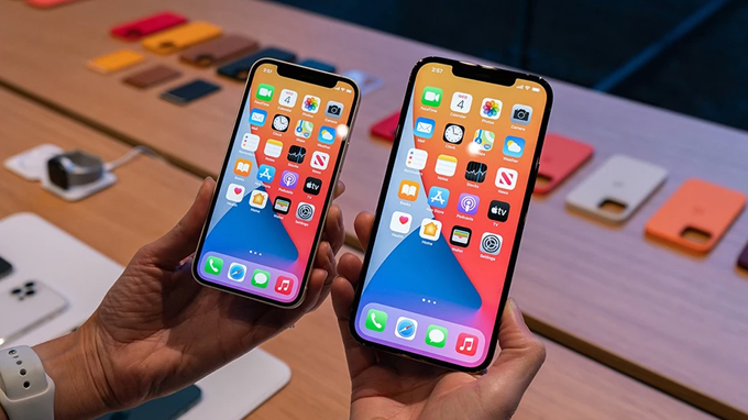 Trên tay iPhone 12 mini và iPhone 12 Pro Max