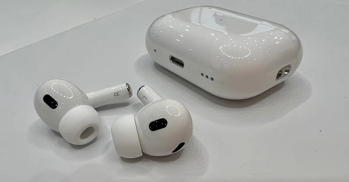 Hộp sạc của AirPods Pro 2 cũng có các tính năng mới