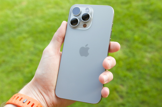 Chọn mua iPhone 15 Pro Max hay ZTE Nubia Red Magic 8S Pro+ về giá