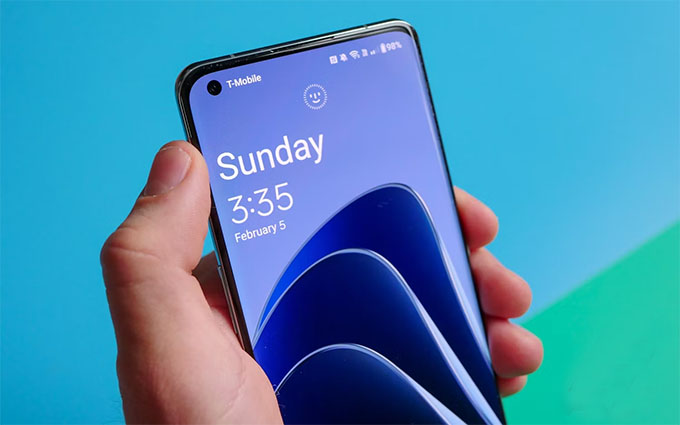 Pixel 8 và OnePlus 11 đều sử dụng tấm nền OLED