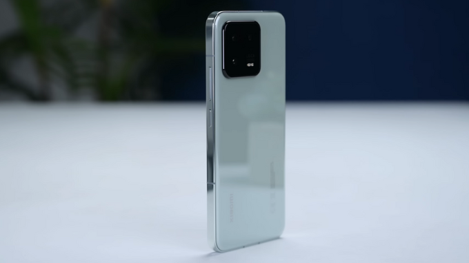 Xiaomi 13 nhỏ gọn với màn hình 6.36 inch