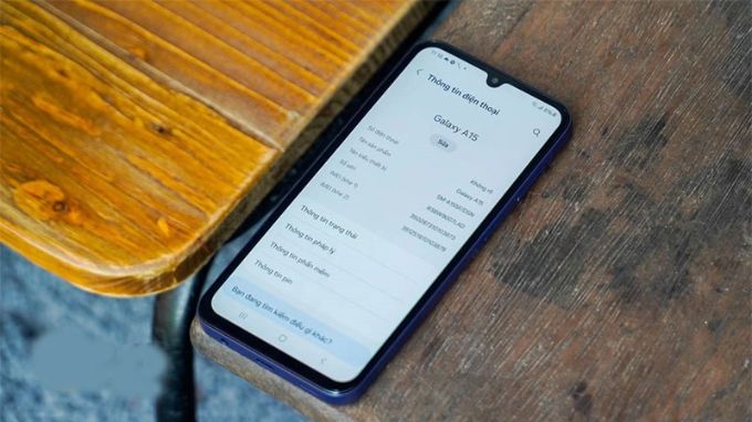 màn hình Oppo A3 và Samsung Galaxy A15