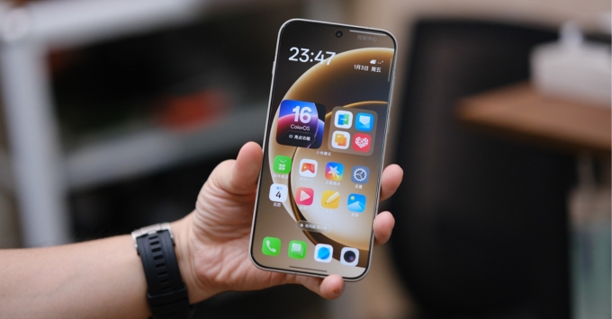 Đánh giá chi tiết trải nghiệm màn hình 165Hz trên OnePlus 15: Xem phim, chơi game ra sao?