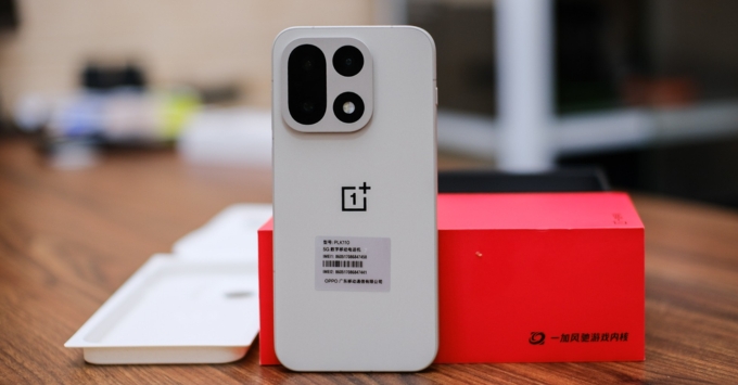 Vậy có nên mua OnePlus 15 trong năm 2025 hay không?