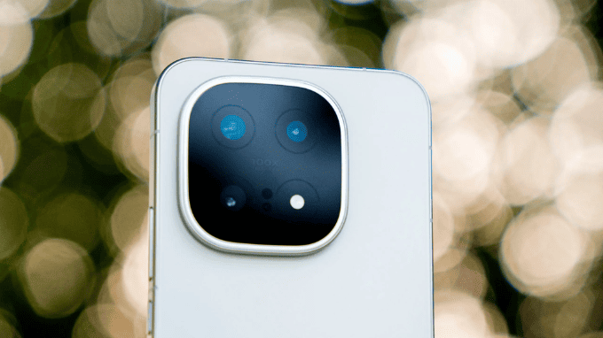 iQOO 15 với cụm camera ba ống kính 50 MP ổn định