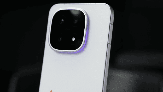 iQOO 15 với hệ thống camera ba ống kính 50 MP toàn diện