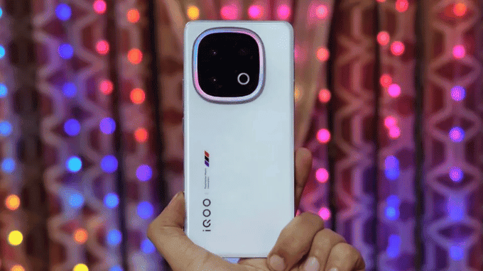 iQOO 15 với thiết kế đổi màu độc đáo và dải viền cá tính