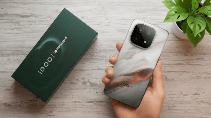 iQOO 15 với vòng đèn LED RGB đặc trưng và mặt lưng đổi màu