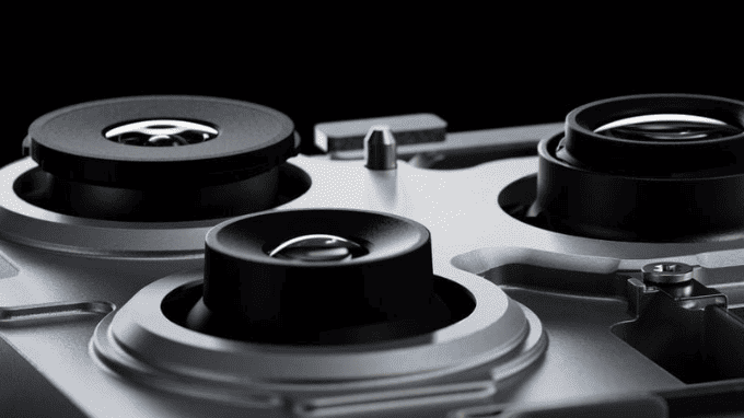 Khẩu độ thay đổi cho phép kiểm soát ánh sáng linh hoạt như máy ảnh chuyên nghiệp