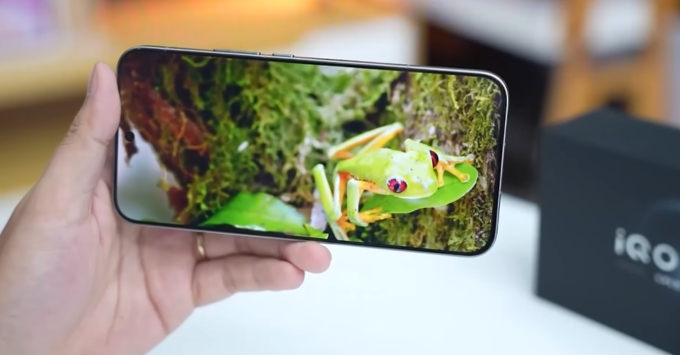 Màn hình iQOO 15 và Redmi K90 Pro Max sử dụng có mượt mà thế nào?