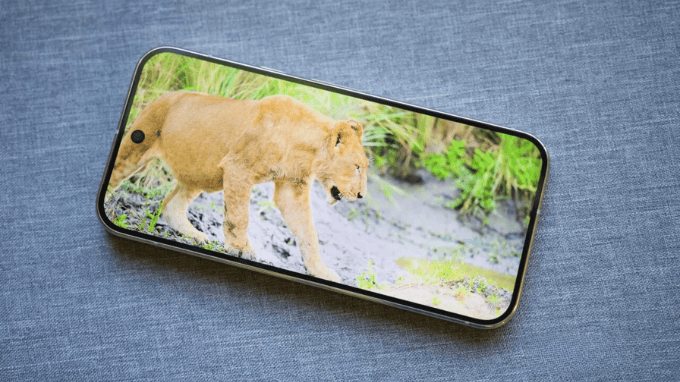 Màn hình LTPO OLED 6,3 inch mang đến trải nghiệm hiển thị sống động